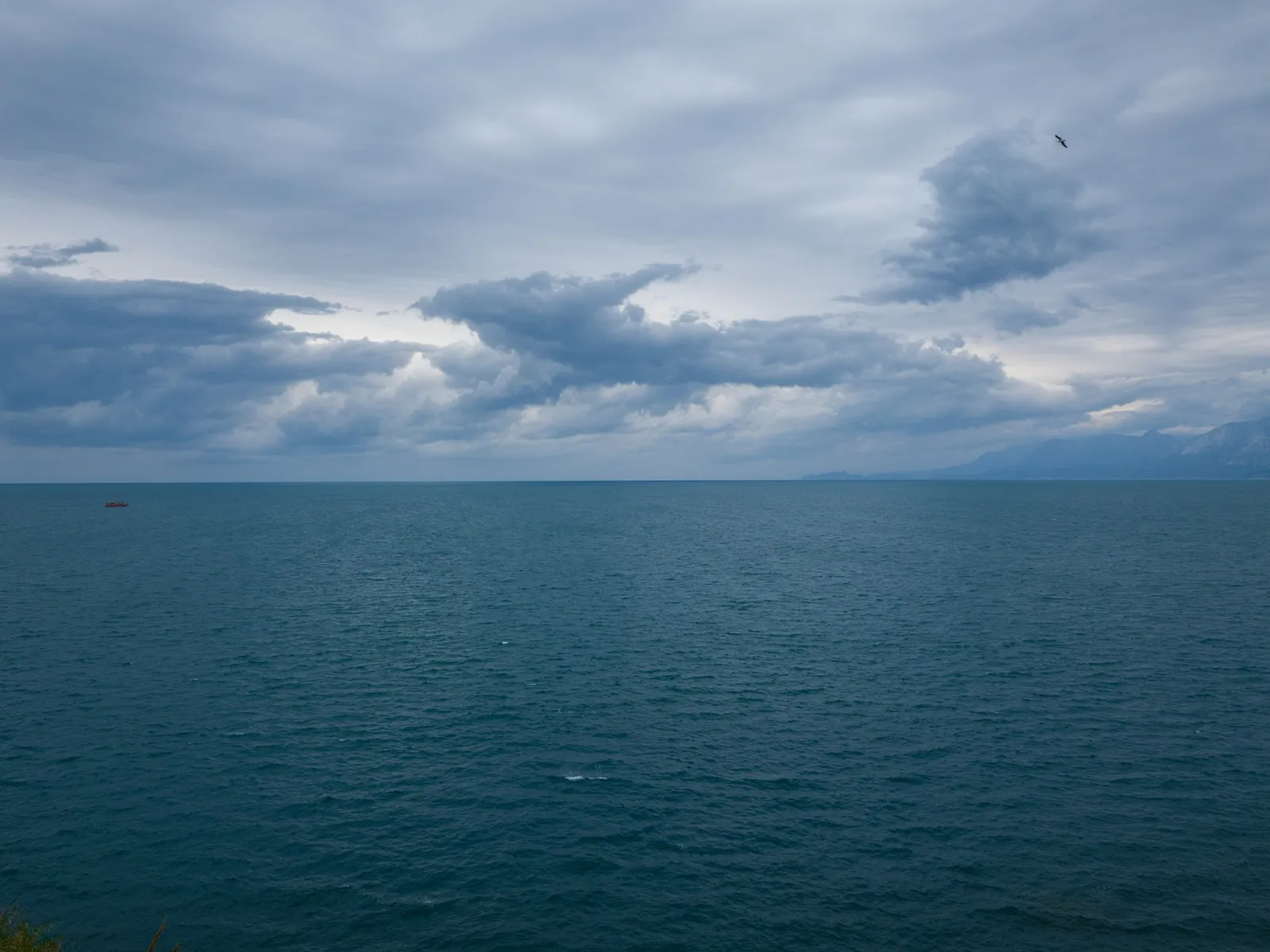 Mare calmă sub un cer noros, atmosferă de toamnă pe litoral