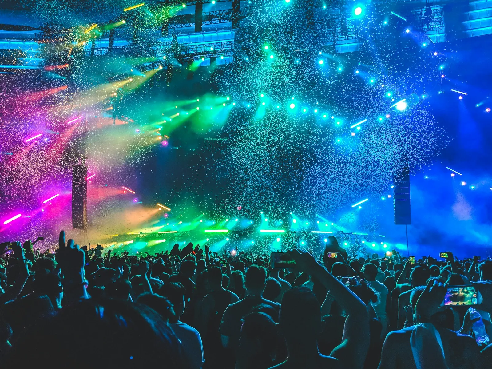 Atmosferă spectaculoasă de festival, cu lumini și lasere