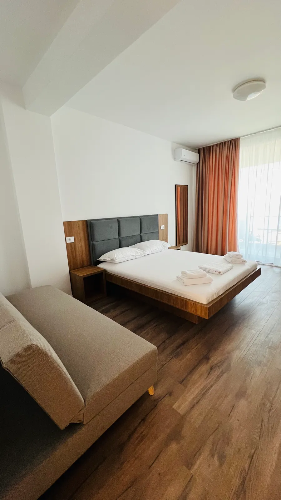 Suită Family pentru 3 persoane, pat matrimonial și canapea extensibilă, Vila Sunrise Costinești