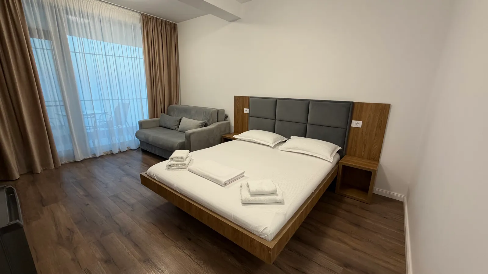 Suită Family 4 persoane, pat matrimonial și canapea extensibilă