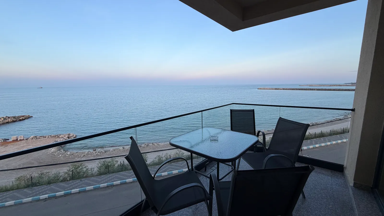 Plaja și marea, la câțiva pași de Vila Sunrise
