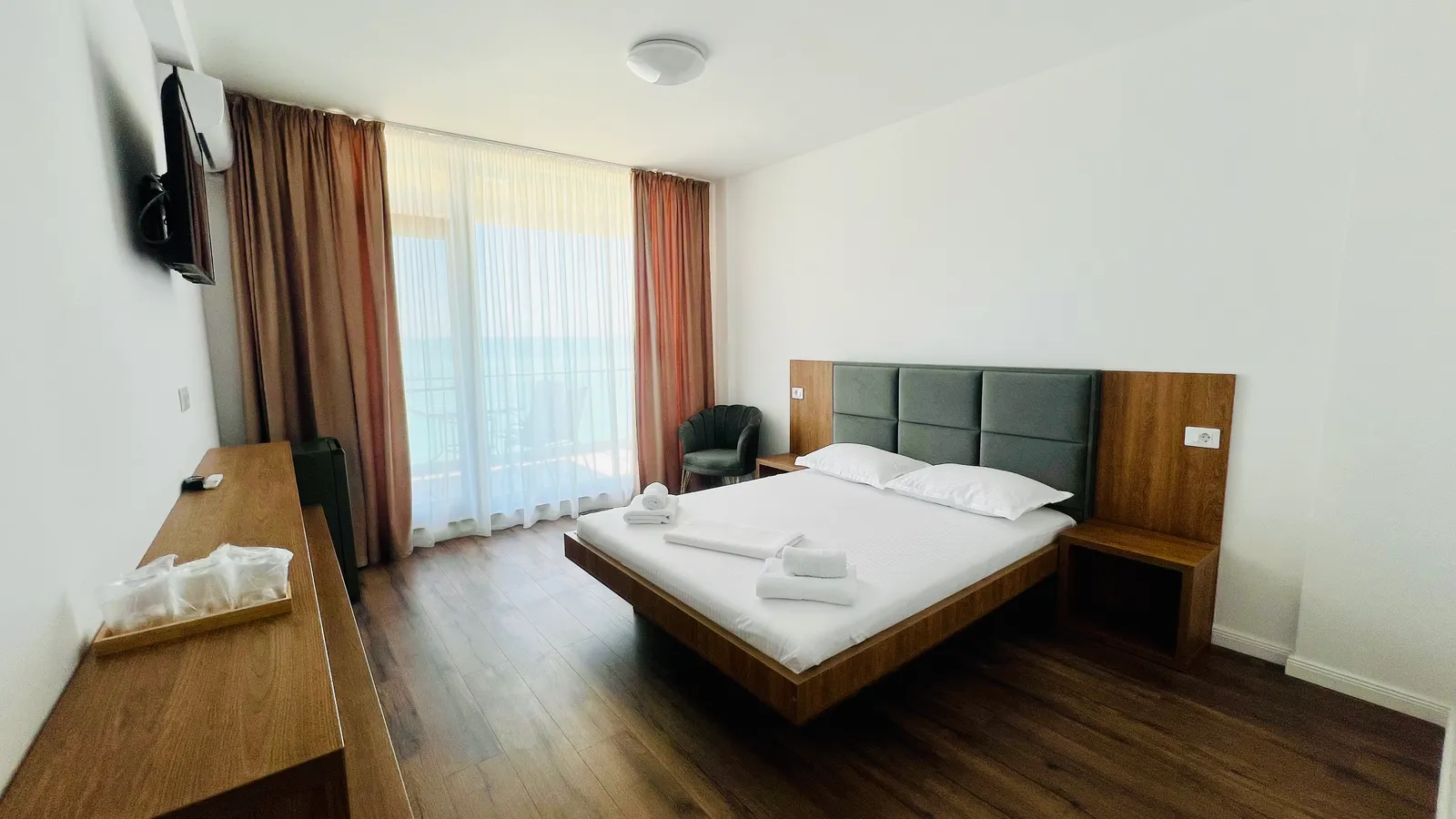 Suită Junior, interior modern cu vedere la mare, Vila Sunrise Costinești