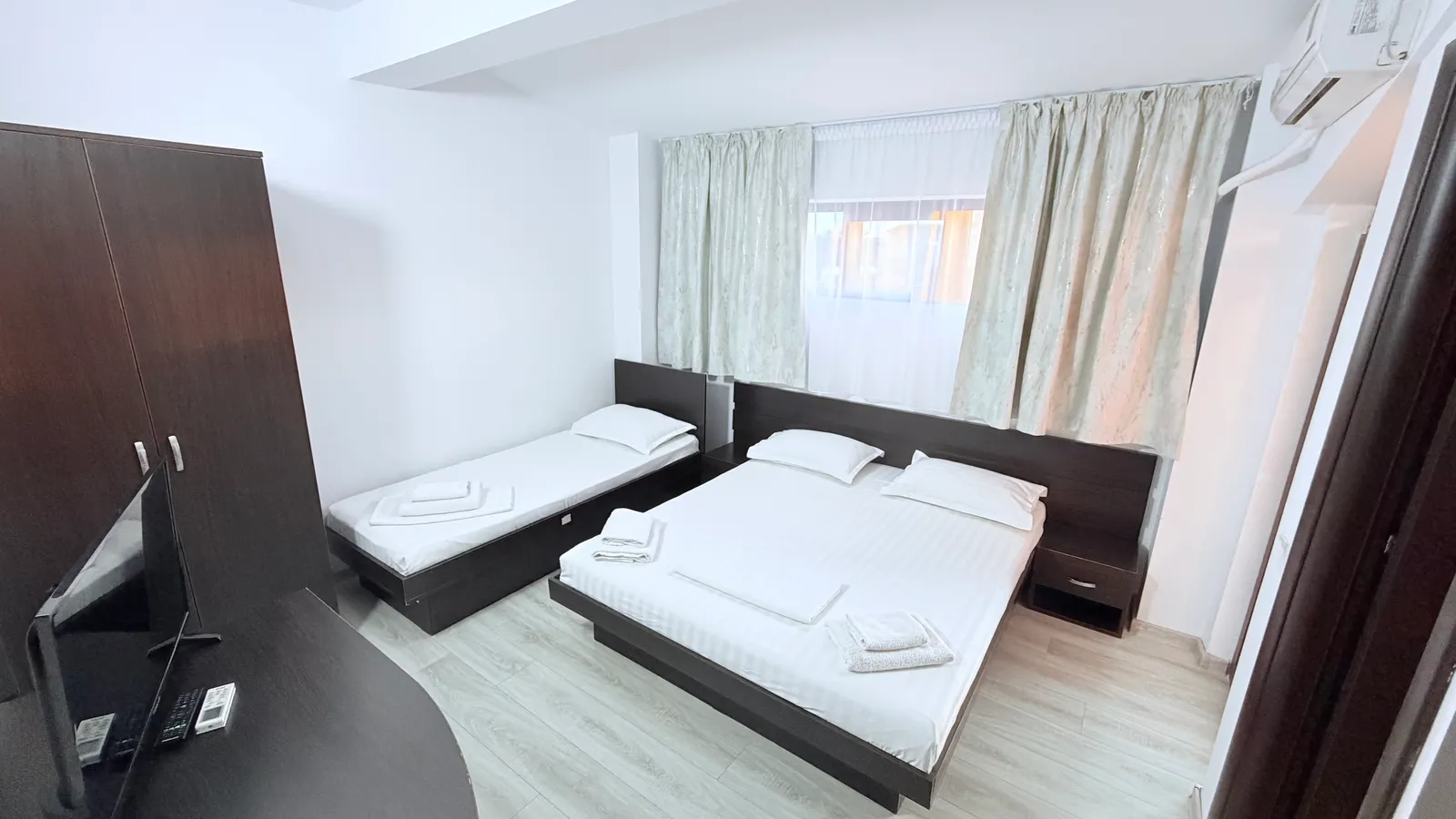 Cameră Triplă cu Balcon, pat matrimonial și pat single, Vila Sunrise Costinești