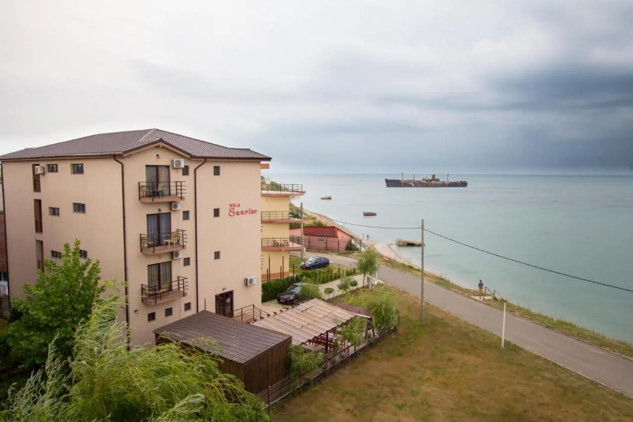 Vila Sunrise pe faleza Costineștiului, cu Marea Neagră alături